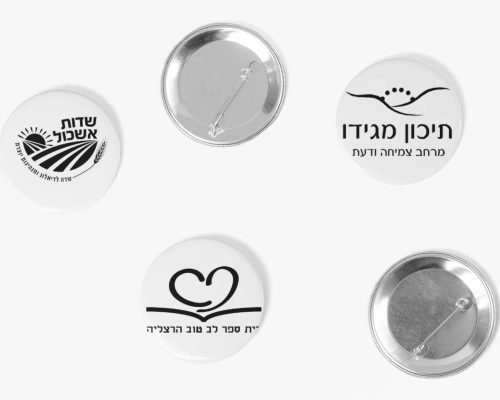 סיכות דש עם סמל בית ספר סיכות דש עם סמל בית ספר